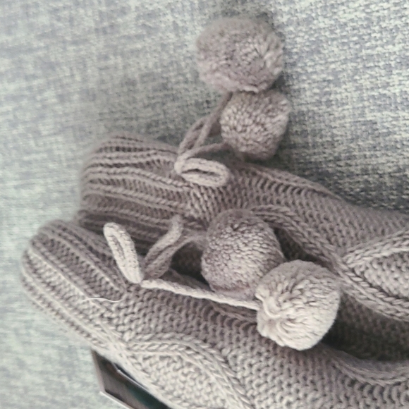 ⭐️40% Off⭐️ Muk Luks Dark Grey Cabin Slipper Socks - Picture 7 of 12